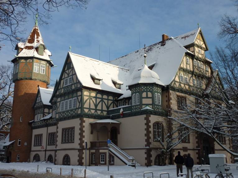 Das Stadtteilzentrum Lister Turm im Schnee